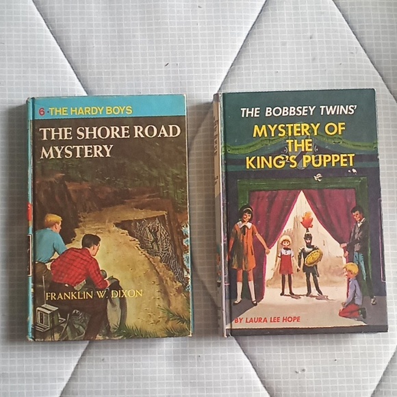 Bundle of two vintage books, The Hardy Boys and The Bobbsey Twins - Picture 1 of 5